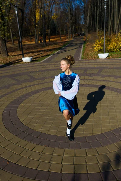 Ballerina Tančí Přírodním Parku Mezi Podzimními Listy — Stock fotografie