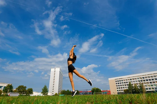 Leichtathletin Läuft Auf Leichtathletikbahn Und Trainiert Ihr Ausdauertraining Frau Joggt — Stockfoto