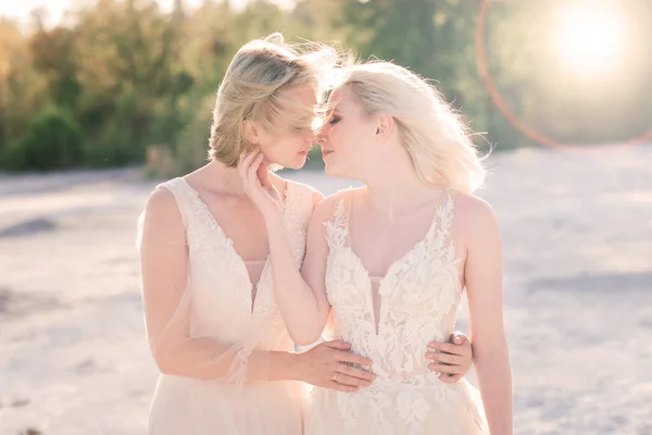 Hermosa Pareja Lesbianas Caminando Sobre Arena Largo Una Orilla Del —  Fotos de Stock