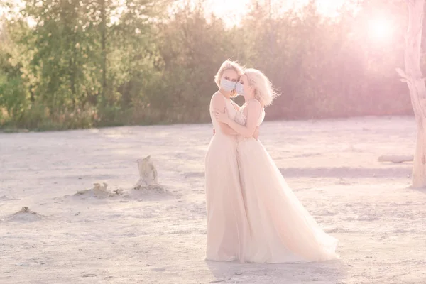 Lezbiyen Çift Beyaz Kumda Evleniyor Salgın Covid Önlemek Için Maske — Stok fotoğraf