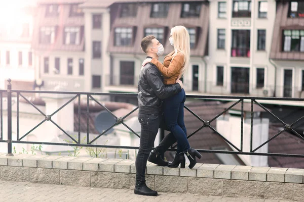 Junges Paar Masken Auf Der Straße Der Stadt Isolation Quarantäne — Stockfoto