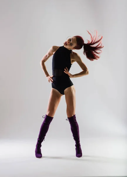 Sexy Pole Pelirroja Bailarina Mostrando Hermoso Cuerpo — Foto de Stock