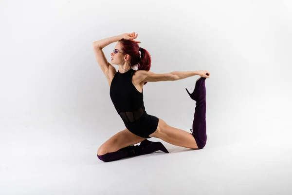 Seksi Direk Kızıl Saçlı Dansçı Güzel Vücudunu Gösteriyor — Stok fotoğraf