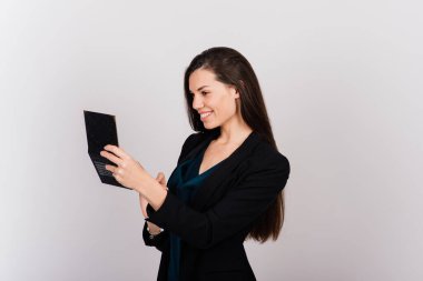 Kozmetik uzmanı elinde bir alet tutuyor, kalıcı makyaj ustası, kalıcı makyaj malzemesi, dövme kalemi, kapat.