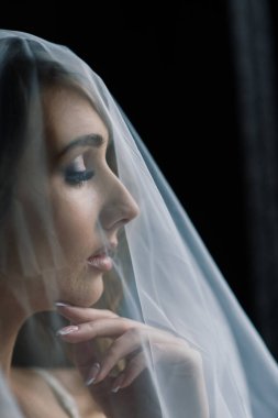 Beyaz iç çamaşırlı güzel bir kadının portresi. Gelinin sabahı.