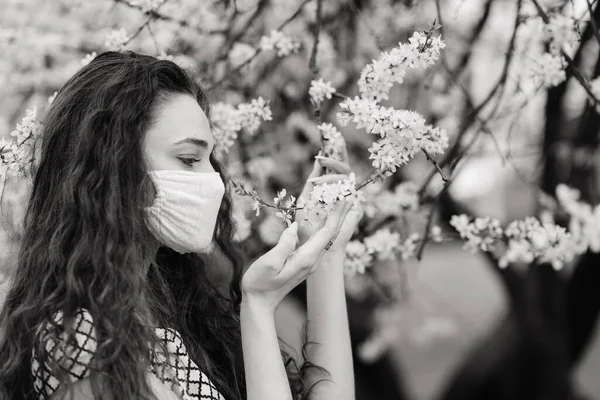 Ragazza Giovane Donna Con Una Maschera Medica Sterile Protettiva Sul — Foto Stock