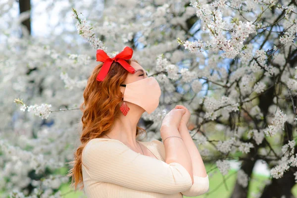 Lány Fiatal Védekező Steril Orvosi Maszkban Arcán Tavaszi Kertben Szennyezés — Stock Fotó