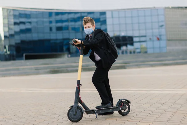 Lindo Colegial Con Máscara Protectora Conduciendo Scooter Ciudad — Foto de Stock