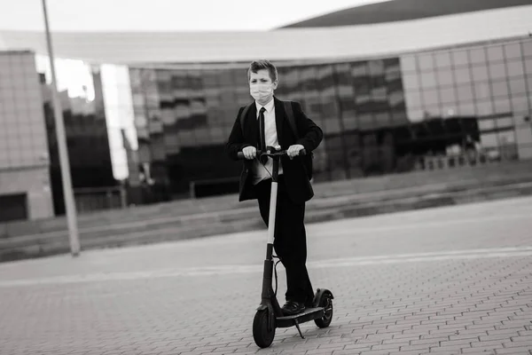 Lindo Colegial Con Máscara Protectora Conduciendo Scooter Ciudad — Foto de Stock