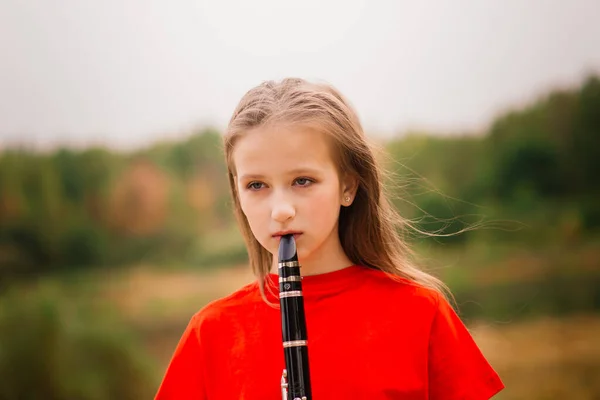 Joven Chica Atractiva Tocando Clarinete Parque Otoño — Foto de Stock