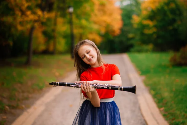 Jovem Menina Atraente Tocando Clarinete Parque Outono — Fotografia de Stock