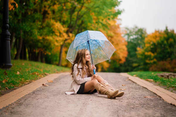 Menina Sorridente Atraente Jovem Sob Guarda Chuva Uma Floresta Outono — Fotografia de Stock