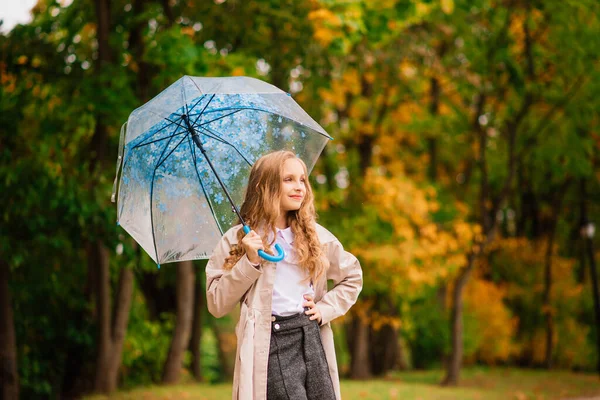 Νεαρό Ελκυστικό Χαμογελαστό Κορίτσι Κάτω Από Ομπρέλα Ένα Φθινόπωρο Δάσος — Φωτογραφία Αρχείου