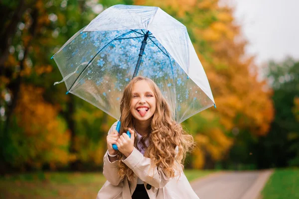 Menina Sorridente Atraente Jovem Sob Guarda Chuva Uma Floresta Outono — Fotografia de Stock