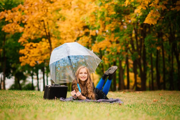 Menina Sorridente Atraente Jovem Sob Guarda Chuva Uma Floresta Outono — Fotografia de Stock