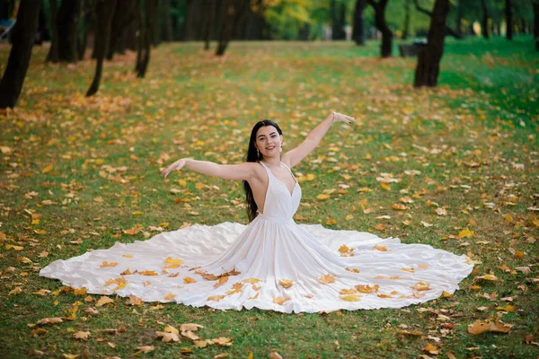 Güz Parkında Beyaz Elbiseli Güzel Esmer Bir Kadın — Stok fotoğraf