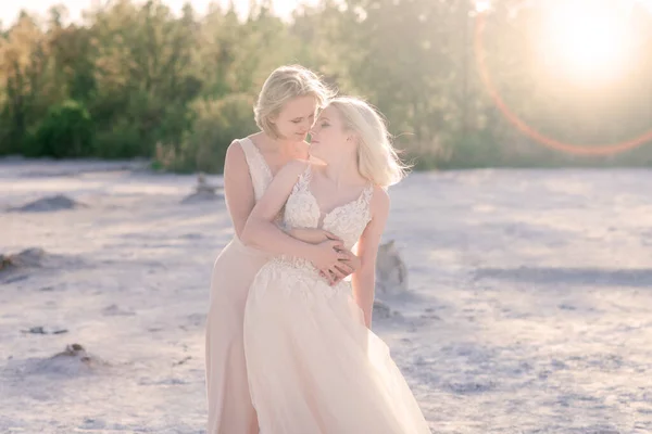 Két Menyasszony Fehér Ruhában Szőke Hajjal Ölelkezve Leszbikus Esküvő — Stock Fotó
