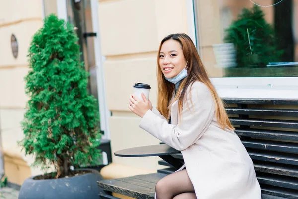 Young Asian Businesswoman Mask Using Phone Sitting Distance Coffee Shop — Stock Photo, Image