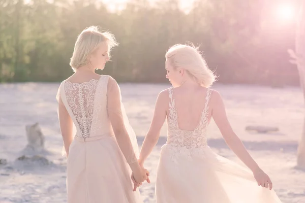 Dwie Panny Młode Kobiety Białej Sukience Blond Włosami Przytulające Się — Zdjęcie stockowe
