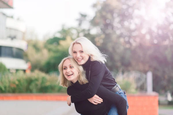 Dvě Mladé Ženy Kráčející Úsměvem Objímající Líbání Venku — Stock fotografie