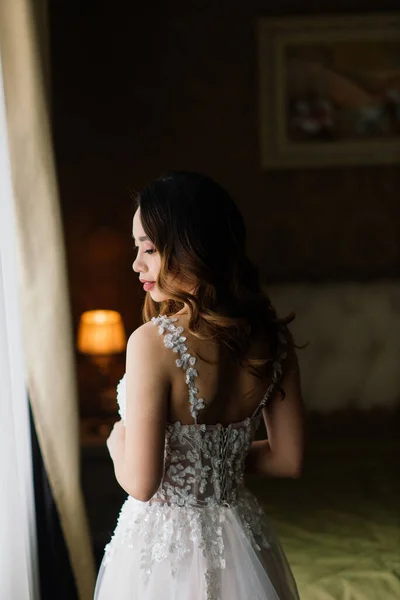 Zarif Elbiseli Yakışıklı Genç Asyalı Kadın Kameraya Pencereye Bakıyor Gelinin — Stok fotoğraf