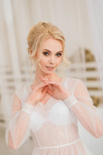 ブドールのドレスで美しい若い花嫁の朝 スタジオ室内 — ストック写真