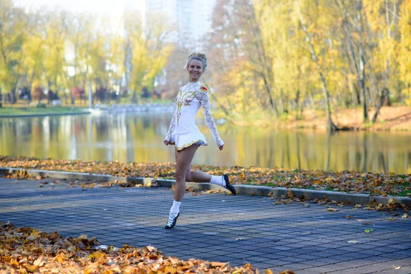 Ballerina Dansen Natuurpark Tussen Herfstbladeren — Stockfoto