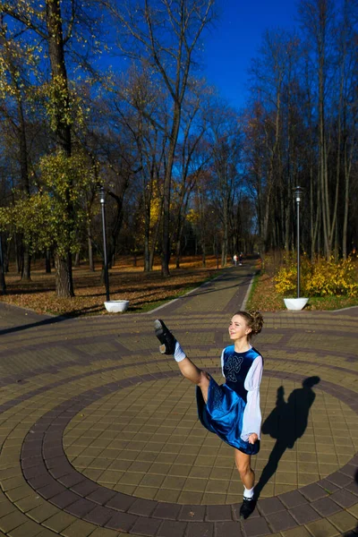 Bailarina Bailando Parque Natural Entre Hojas Otoño — Foto de Stock