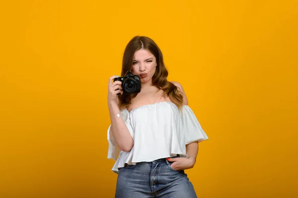Junge Fotografin Mit Kamera Über Gelbem Hintergrund Lächelnd Glücklich — Stockfoto