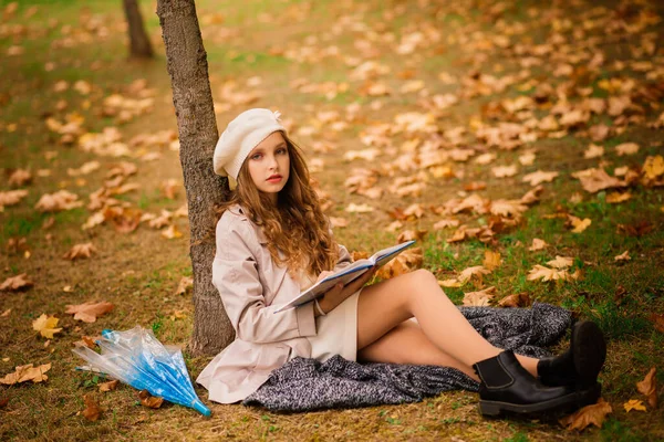 Młoda Atrakcyjna Uśmiechnięta Dziewczyna Pod Parasolem Jesiennym Lesie — Zdjęcie stockowe