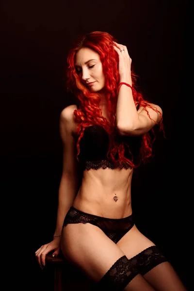 Jovem Íntimo Ruiva Mulher Beleza Retrato Lingerie Contra Fundo Preto — Fotografia de Stock