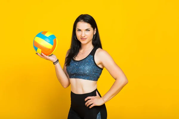 Junge Schöne Volleyballerin Isoliert Auf Gelb Studio — Stockfoto