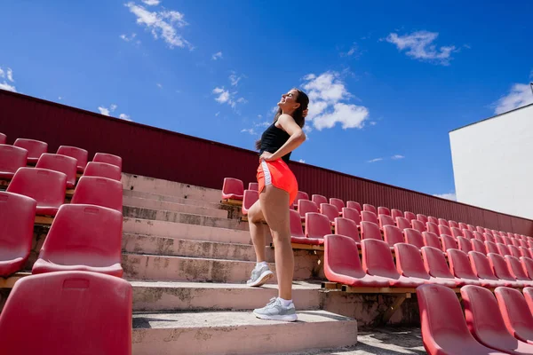 Eine Trainerin Mit Dunklen Haaren Steht Sportuniform Auf Der Roten — Stockfoto