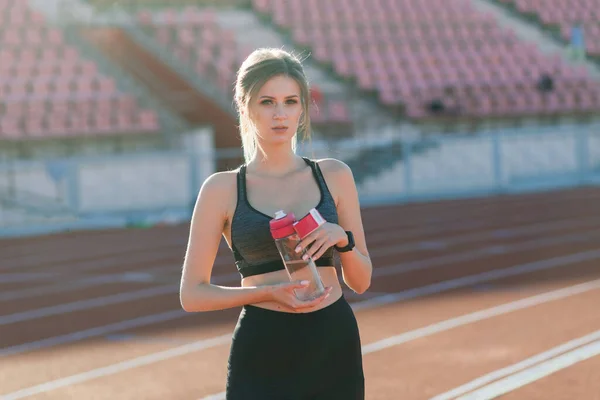 Una Entrenadora Cabello Oscuro Para Pista Roja Del Estadio Vestida — Foto de Stock