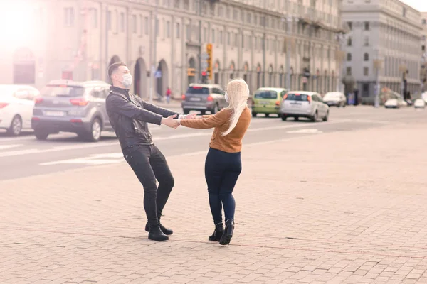 在城市街道上戴口罩的年轻夫妇 — 图库照片