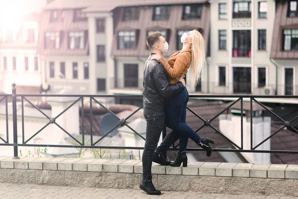 Junges Paar Masken Auf Der Straße Der Stadt Isolation Quarantäne — Stockfoto