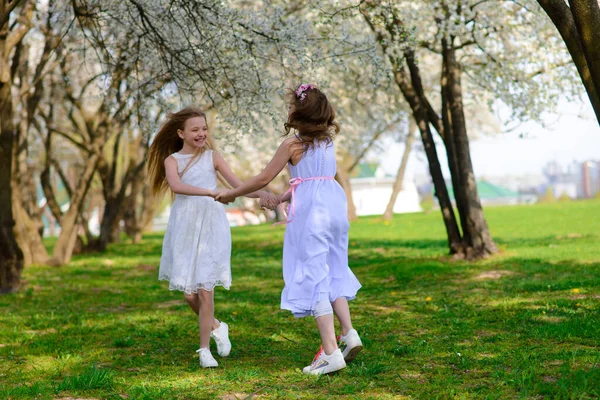 Schöne Junge Mädchen Mit Blauen Augen Einem Weißen Kleid Garten — Stockfoto