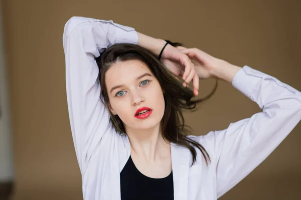 Emotioneel Portret Van Een Verraste Vrouw Verbazingemotie Studio Geïsoleerde Schot — Stockfoto