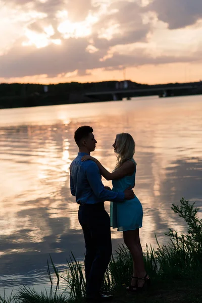 Silouette Pareja Amorosa Lago Atardecer —  Fotos de Stock