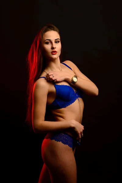 Hermosa Mujer Sexy Ropa Interior Azul Sobre Fondo Oscuro Cuerpo — Foto de Stock