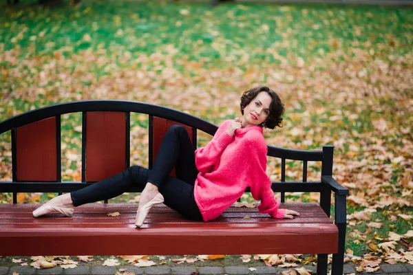 Jonge Mooie Ballerina Mooie Jas Puntschoenen Zitten Bank Rusten Buiten — Stockfoto