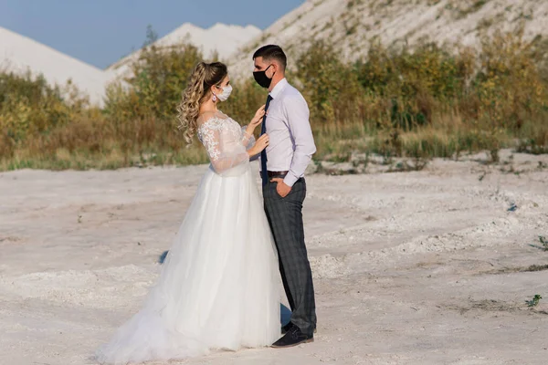 Junges Liebespaar Läuft Hochzeitstag Medizinischen Masken Park Während Der Quarantäne — Stockfoto