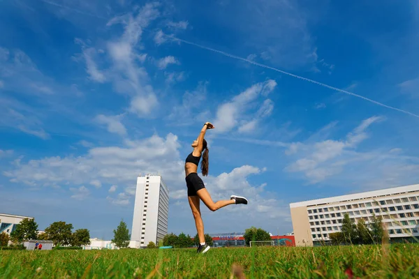 Leichtathletin Läuft Auf Leichtathletikbahn Und Trainiert Ihr Ausdauertraining Frau Joggt — Stockfoto