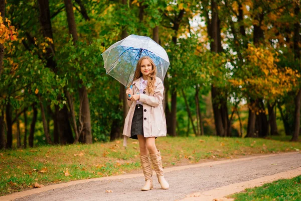 Молодая Привлекательная Улыбающаяся Девушка Зонтиком Осеннем Лесу — стоковое фото