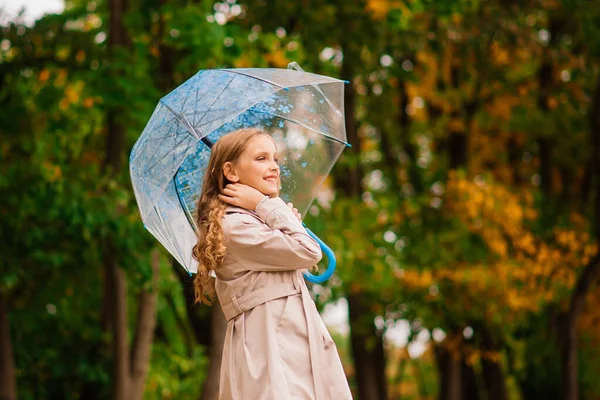 Menina Sorridente Atraente Jovem Sob Guarda Chuva Uma Floresta Outono — Fotografia de Stock