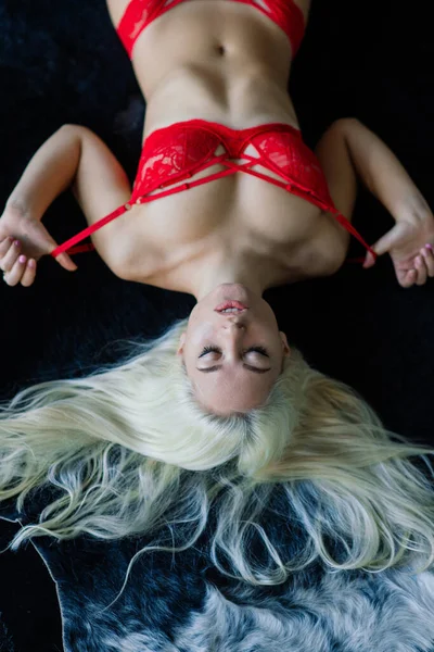 Sexig Modell Med Blont Hår Poserar Lyxigt Sovrum Bär Röda — Stockfoto