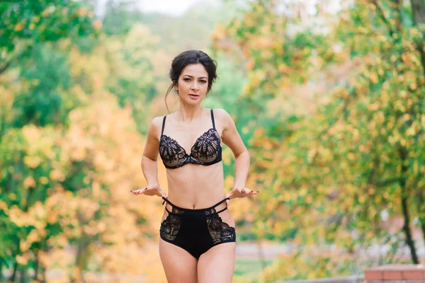 Mulher Bonita Lingerie Posando Floresta Outono — Fotografia de Stock