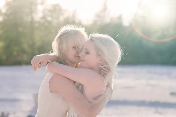 Dos Novias Mujeres Vestido Blanco Con Pelo Rubio Abrazándose Boda —  Fotos de Stock