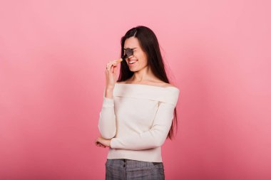 Kozmetik uzmanı elinde bir alet tutuyor, kalıcı makyaj ustası, kalıcı makyaj malzemesi, dövme kalemi, kapat.