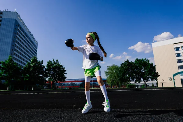 Weibliche Kinderboxerin Handschuhen Feminismus Konzept Zurück Die Schule Körperliches Training — Stockfoto